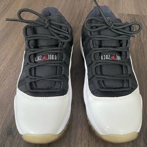 Jordan 11 Retro Low Tuxedo